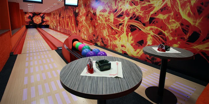Připraveny jsou pro vás dvě bowlingové dráhy i s mantinely pro děti, restaurace a bar i zastřešená terasa pro posezení a občerstvení.