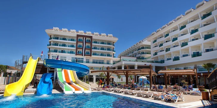 K hotelu patří bazény včetně jednoho se skluzavkami. 