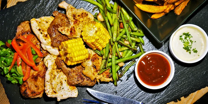 Steakové hody pro 2 nebo 4 osoby, hranolky, fazolky, kukuřice i omáčky