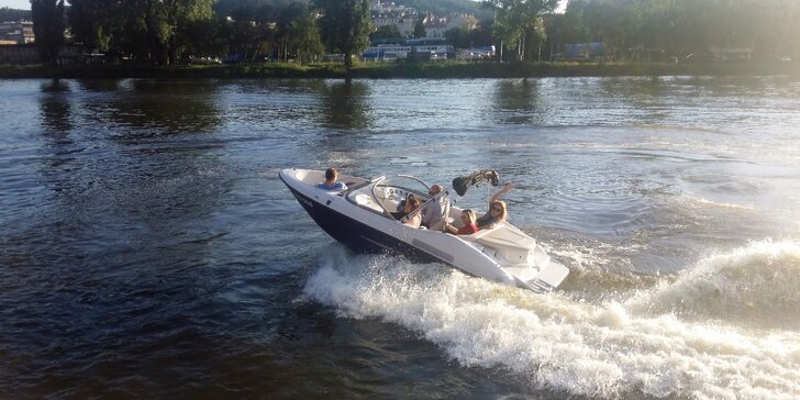 Pohoda na Vltavě: hodina plavby na rychlém člunu a prosecco až pro 5 osob