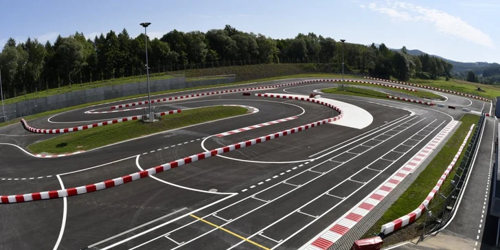 Adrenalin jako v F1: jízda v profesionální motokáře na závodním okruhu