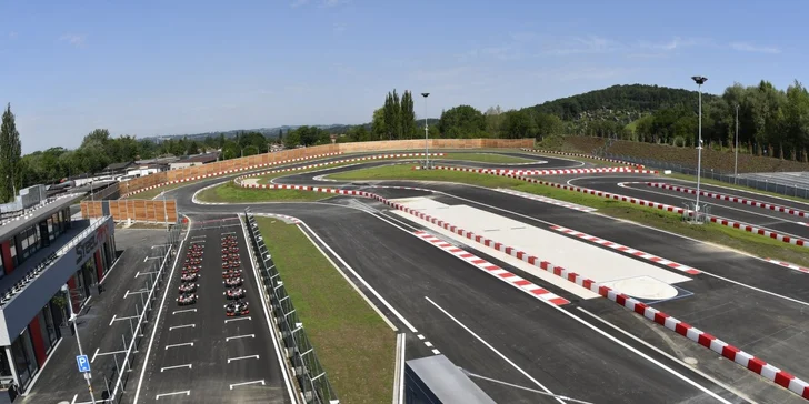Adrenalin jako v F1: jízda v profesionální motokáře na závodním okruhu