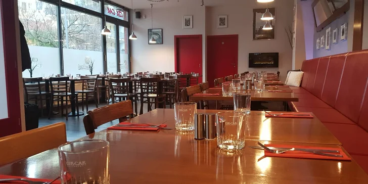 Výběr z burgerů pro 1 nebo pro 2: hovězí chilli, chicken burger i klasik