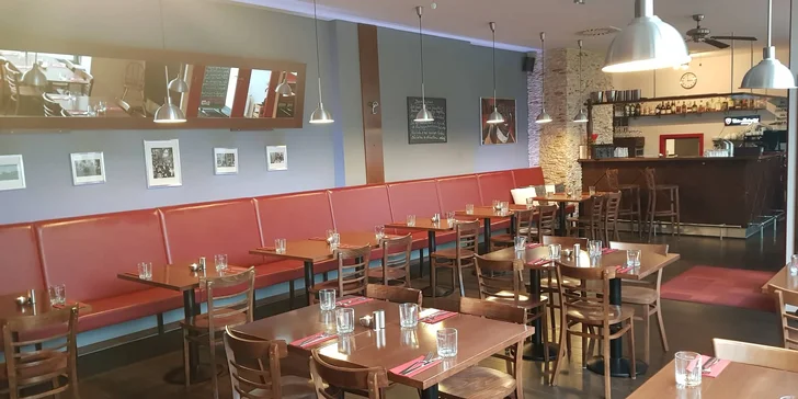 Výběr z burgerů pro 1 nebo pro 2: hovězí chilli, chicken burger i klasik