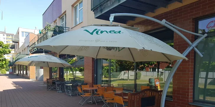 Výběr z burgerů pro 1 nebo pro 2: hovězí chilli, chicken burger i klasik