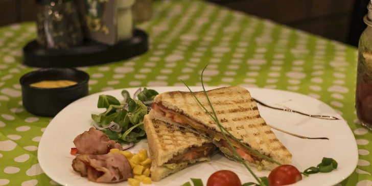 Sladká, slaná i vege snídaně a k ní káva nebo čaj + džus nebo voda
