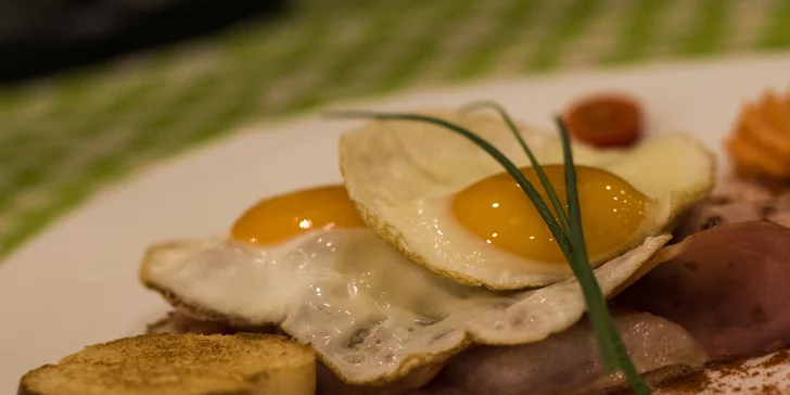 Sladká, slaná i vege snídaně a k ní káva nebo čaj + džus nebo voda