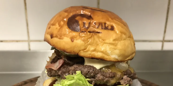 Zažeňte hlad v centru Budějc: hovězí Royal burger s domácími hranolky