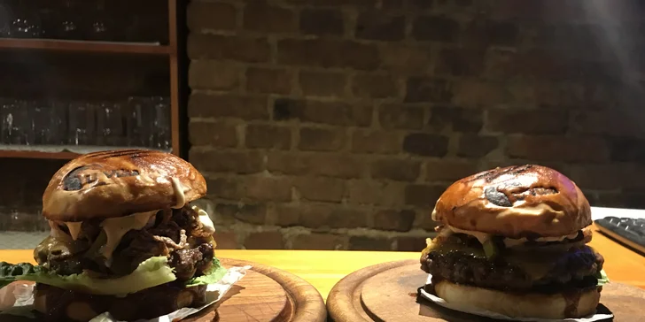 Zažeňte hlad v centru Budějc: hovězí Royal burger s domácími hranolky