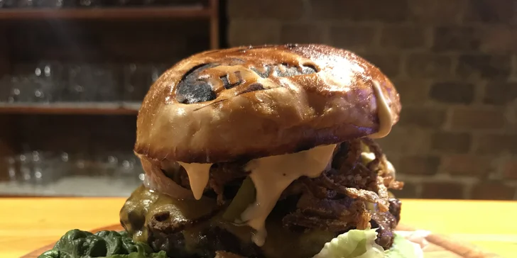 Zažeňte hlad v centru Budějc: hovězí Royal burger s domácími hranolky