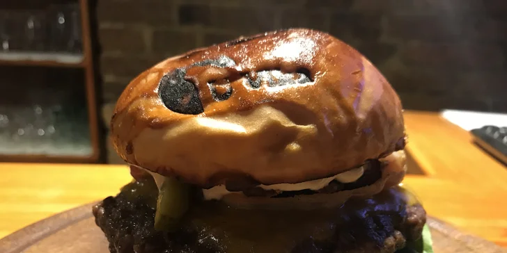 Zažeňte hlad v centru Budějc: hovězí Royal burger s domácími hranolky