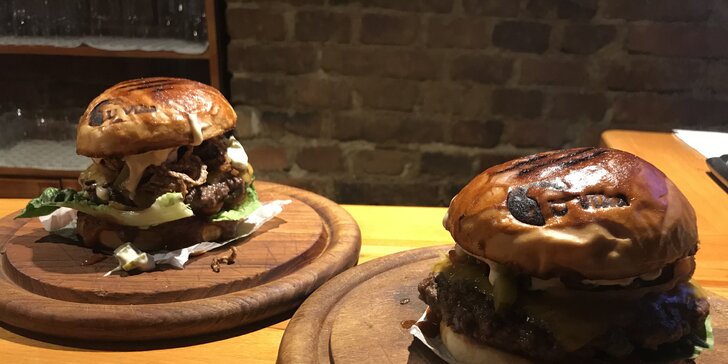 Zažeňte hlad v centru Budějc: hovězí Royal burger s domácími hranolky