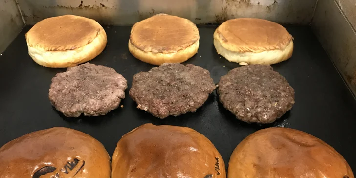 Zažeňte hlad v centru Budějc: hovězí Royal burger s domácími hranolky