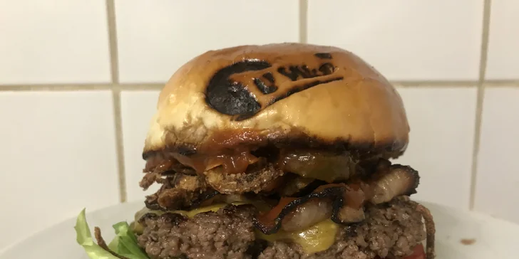 Zažeňte hlad v centru Budějc: hovězí Royal burger s domácími hranolky