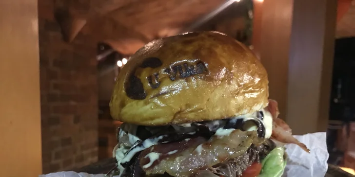 Zažeňte hlad v centru Budějc: hovězí Royal burger s domácími hranolky