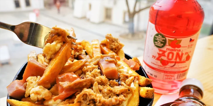 Kanadské hranolky poutine s omáčkou, sýrem i trhaným vepřovým a nápoj