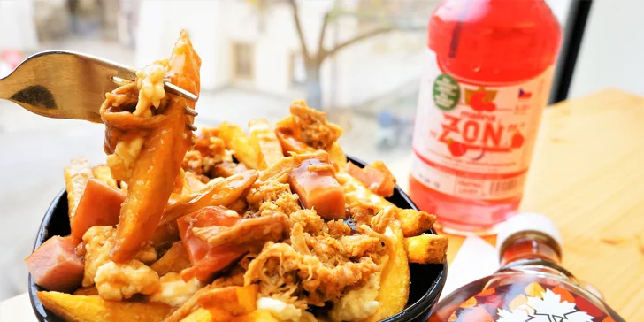 Kanadské hranolky poutine s omáčkou, sýrem i trhaným vepřovým a nápoj