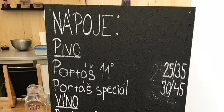 Kanadské hranolky poutine s omáčkou, sýrem i trhaným vepřovým a nápoj