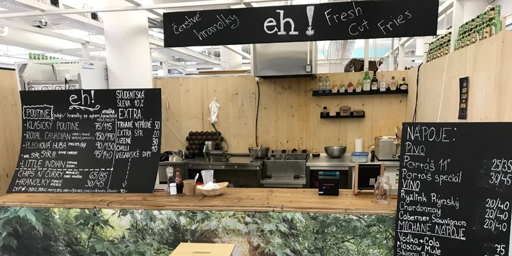 Kanadské hranolky poutine s omáčkou, sýrem i trhaným vepřovým a nápoj