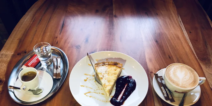 Sladké zahřátí: 2x káva a cheesecake s javorovým sirupem