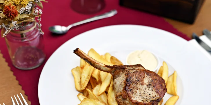 Jako předkrm si dáte opečenou bruschettu nebo hovězí carpaccio, k hlavnímu chodu si vyberete vepřovou kotletu Tomahawk nebo lasagne s lososem.