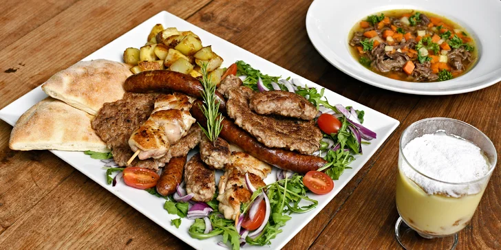 Balkánské menu pro 2 či 4: telecí čorba i čevabčiči, ražniči, pljeskavica a klobása v mix grillu