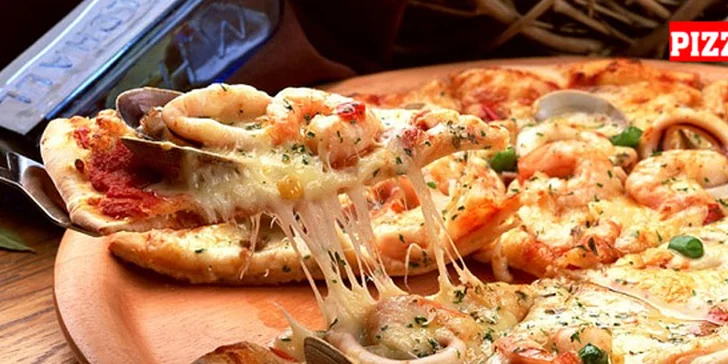 Dvě čerstvě upečené pizzy dle vašeho výběru