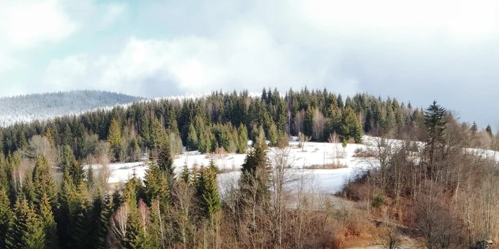 V létě vás čeká grilování s atmosférou západu slunce a večery oživí živá hudba.