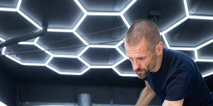 Hĺbkové tepovanie textilných častí vyťahuje nečistoty a prach aj z hlbokých štruktúr sedadiel a kobercov.