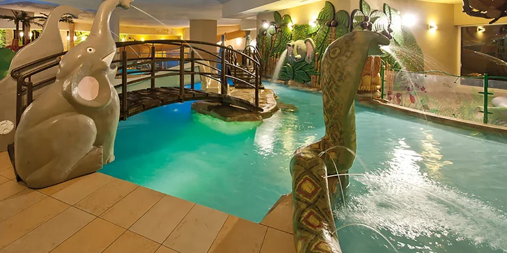 V aquaparku jsou bazény, vířivka, sauna i umělá řeka.