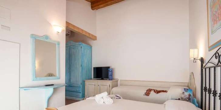 K vybavení patří i klimatizace, televize, trezor (za poplatek), minibar (obsah za poplatek) a zahrádka, balkon či terasa. 
