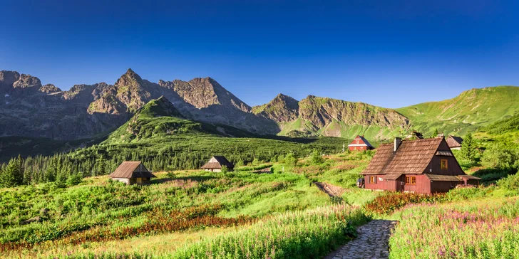 Medzi známe turistické ciele v okolí patria napr. vrch Gubałówka alebo horské jazero Morskie Oko.