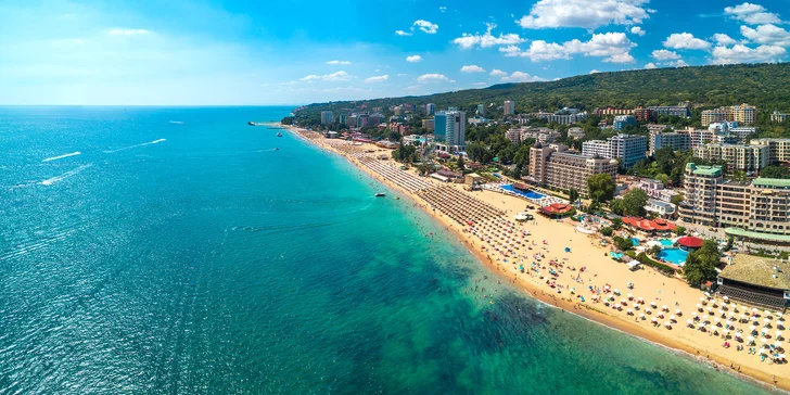 Na písečné pláži můžete strávit třeba celý den. Anebo lenošte u hotelových bazénů. 