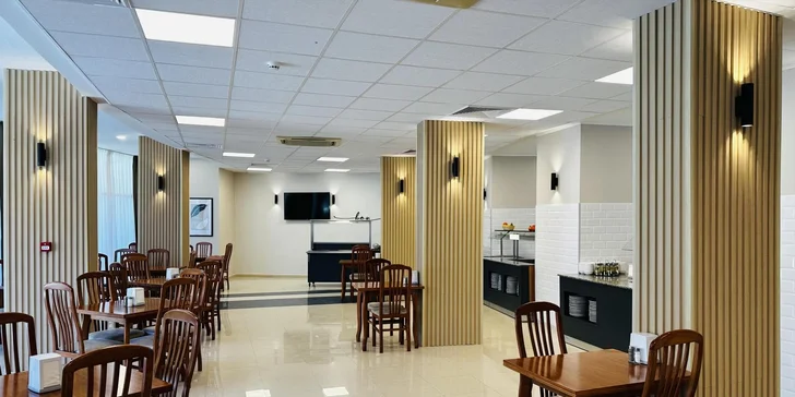 Snídaně, obědy i večeře se podávají v hotelové restauraci s příjemnou terasou. 