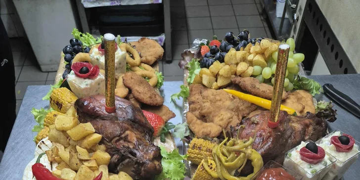 V doskách nájdete napríklad rezne, jaternice, klobásy, grilovaný encián, kukurica, ovocie či opekané zemiaky.