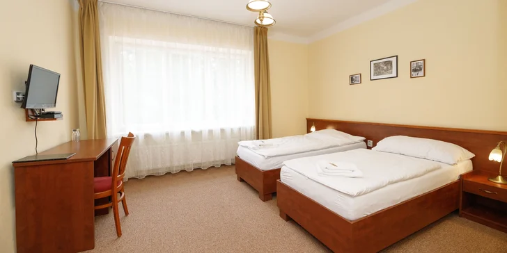 Bydlet budete ve standardně zařízených pokojích, které je možné rozšířit o dvě přistýlky. 