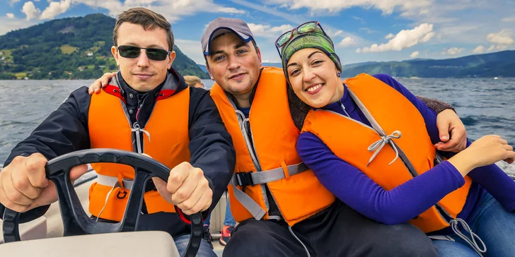 Plná nádrž na Lipně: zapůjčení motorového benzínového člunu až pro 6 osob