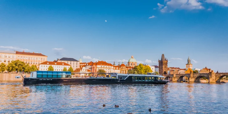 Lodě vyplouvají z přístaviště u Čechova mostu – molo č. 5. 