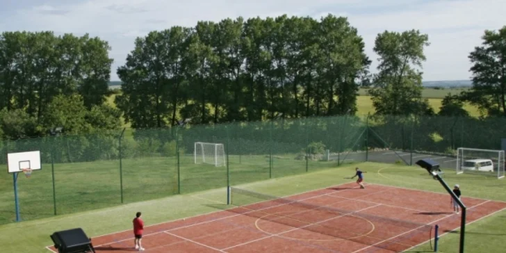 V areálu je sportovní hřiště.