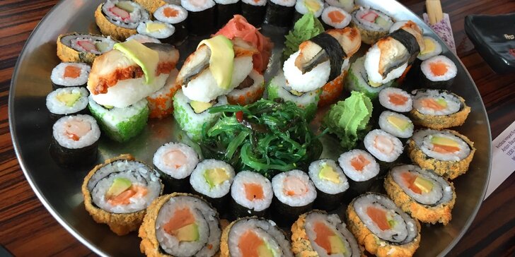 Smlsněte si na sushi: rolky s lososem, úhořem i vege v setech 24–80 kusů