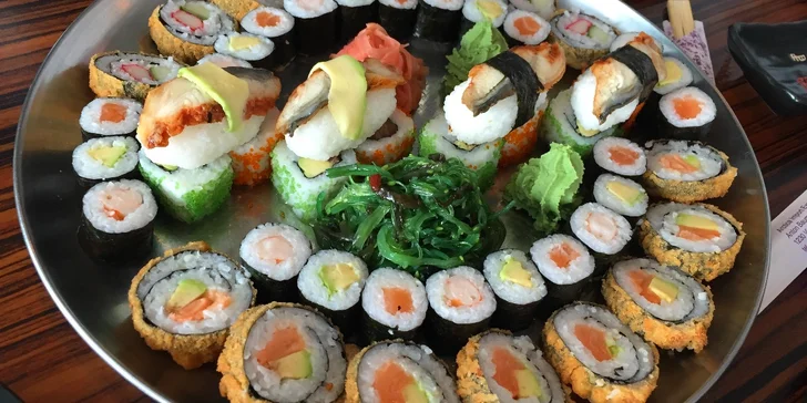 Sushi sety s až 80 kousky: rolky s lososem, úhořem, tuňákem i vegetariánské
