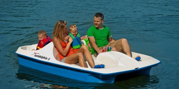 Zdarma vám půjčí paddleboardy, kajaky a vodní šlapadla a na 1 hodinu motorový člun.