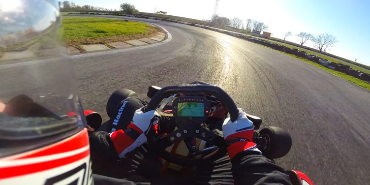 Adrenalin jako v F1: jízda v profesionální motokáře na závodním okruhu