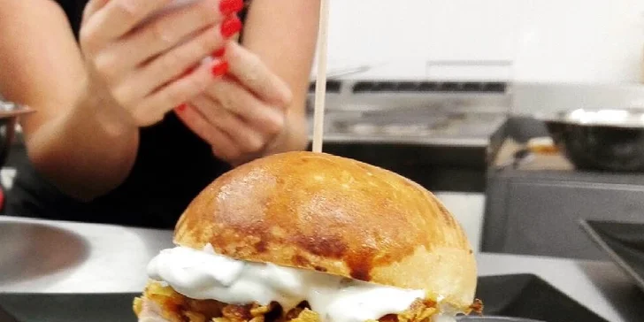 Famózní jelení burger s hranolky či salátem pro 1 nebo 2 osoby