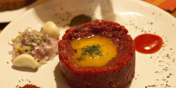150 nebo 300 g lahodného tataráku z pravé hovězí svíčkové i ve variantě s pivem Mustang