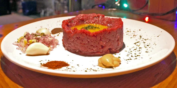 150 nebo 300 g lahodného tataráku z pravé hovězí svíčkové i ve variantě s pivem Mustang