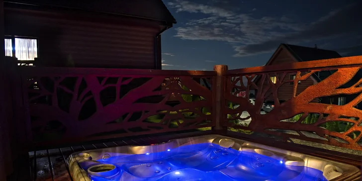 Bonusom je súkromná vonkajšia jacuzzi na terase s výhľadom a privátna fínska sauna priamo v chate.