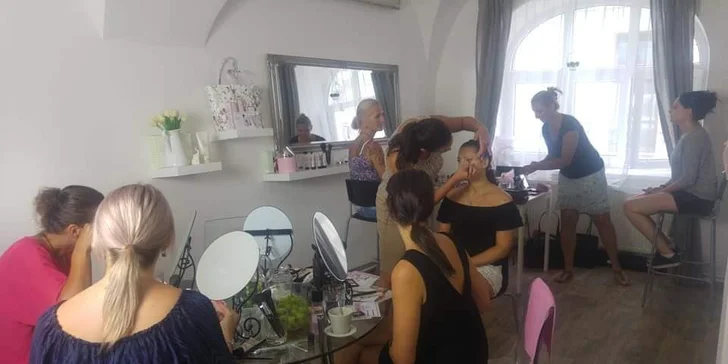 Naučte se vyzdvihnout svou krásu: kurz líčení pro 1 či 2 dámy