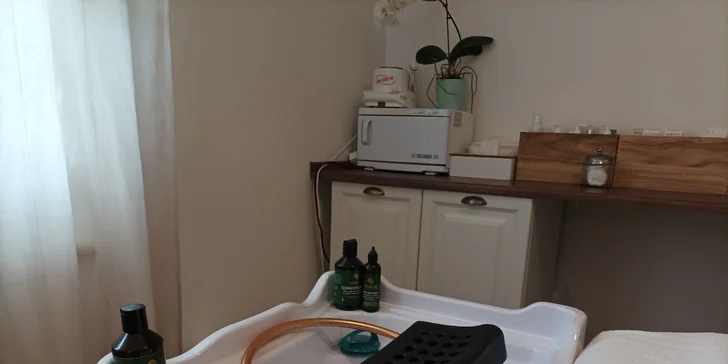 Teplý zábal zvýrazní účinek, zatímco vůně bylin a tichá hudba spolehlivě navodí pocit pohody. 