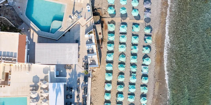Přímo u hotelu se rozprostírá písečná pláž s oblázky, kde si můžete za poplatek pronajmout lehátko.